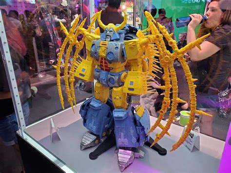 Hasbro Crowdfunds The Biggest Transformers Figure Ever Cnet