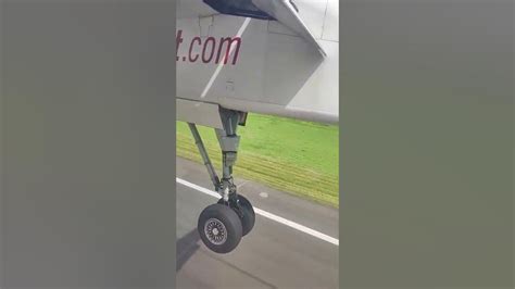Plane Bounces Once While Touching Runway During Landing Bounced Landing Youtube