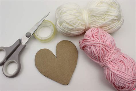 Machen sie sich eine schablone aus moosgummi selber. DIY Wollherzen schnell und einfach selber machen - schöne ...
