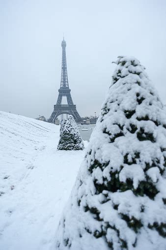 Torre Eiffel Bajo La Nieve En Invierno En París Foto De Stock Y Más