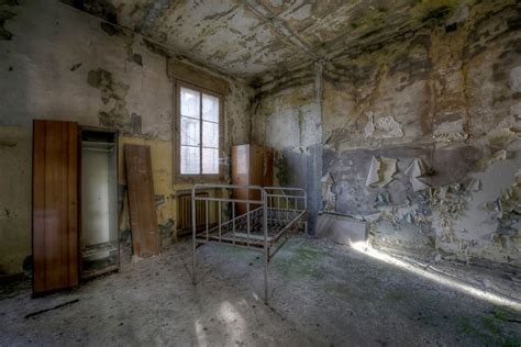 Pin By Joe Infurnari On Unwelcome Architecture Abandoned Places Abandoned Mansions Haunting