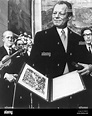 (Dpa-Dateien) - stellt Bundeskanzler Willy Brandt mit dem Zertifikat ...