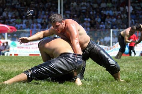 Lotta scivolosa in Turchia È il wrestling oliato Gay it