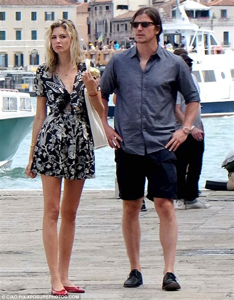 Josh Hartnett And Girlfriend Tamsin Egerton Show Their Pins On Venice Holiday Daily Mail Online