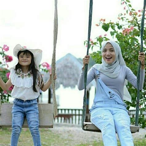 Lihat ide lainnya tentang gaya hijab, hijab, selendang. Gambar mungkin berisi: 2 orang, orang berdiri dan luar ...