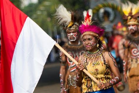 Pakaian adat, bahasa, serta ritual jadi kekayaan budaya dari indonesia. Pakaian Adat Tradisional Papua Barat - Baju Adat Tradisional