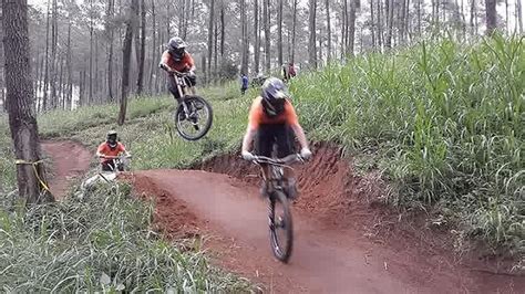 11 Trek Downhill Yang Menantang Di Indonesia Yang Bisa Memacu Adrenalin