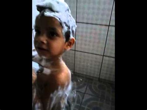 Criança tomando banho YouTube
