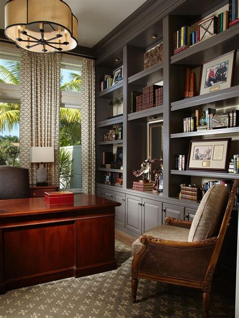Sophisticated Home Office With Gray Built Ins Amenagement Maison