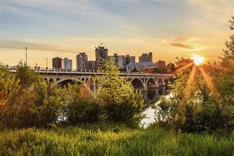 With a metropolitan population of about 257,000 people, it is the province's largest city. Saskatoon Community « Saskatoon, SK « Heritage Inn Hotels