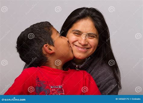 Mamá Hispánica Y Su Niño Imagen De Archivo Imagen De Besar 34560175