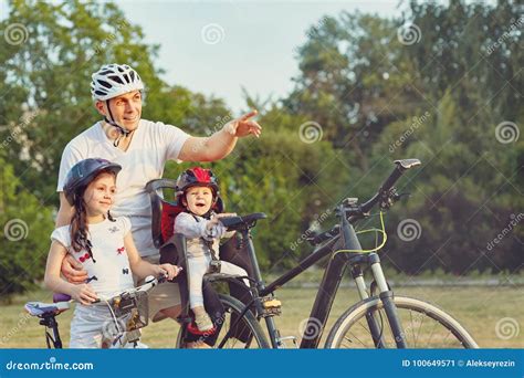 Familia En Paseo Del Ciclo En Campo Imagen De Archivo Imagen De