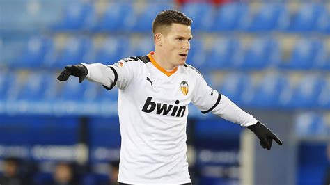 He is a strong striker who is known for his clinical finishing, which compensates for his relatively light frame. El incierto futuro de Kevin Gameiro en el Valencia CF ...