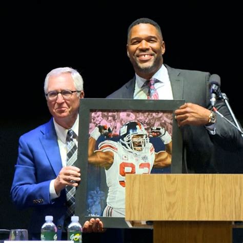 Video Michael Strahan Inducted Into Texas Sports Hall Of Fame Abc News