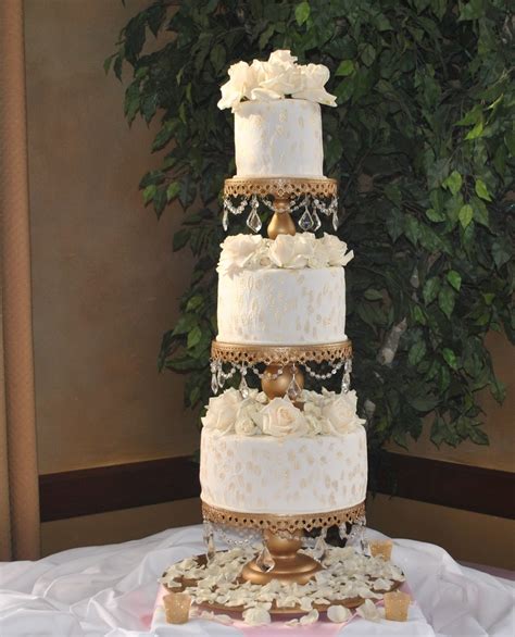 While most cakes now are some form of a twist on the traditional, the classic and traditional wedding cake comprises of classic round or square cake shapes with multiple tiers and cream or white fondant icing. The Cake Zone: Theme Wedding Cake Ideas for 2012