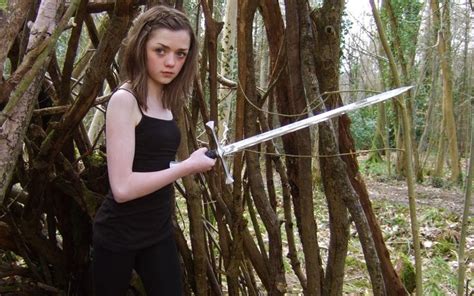 Maisie Williams Actresses Game Of Thrones Tv Series Arya Stark Swords