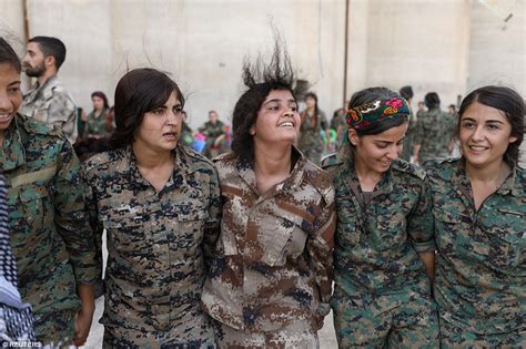 Syrian Women Fighters Prepare To Join Fight Against Isis Daily Mail Online