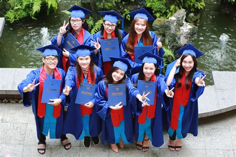 Conduct an internet search for information. UEH dành khoảng 7 tỷ đồng học bổng cho tân sinh viên UEH ...