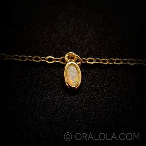 Opal Halskettchen Vergoldet Mit Eingefassten Schmucksteinchen Ruhe