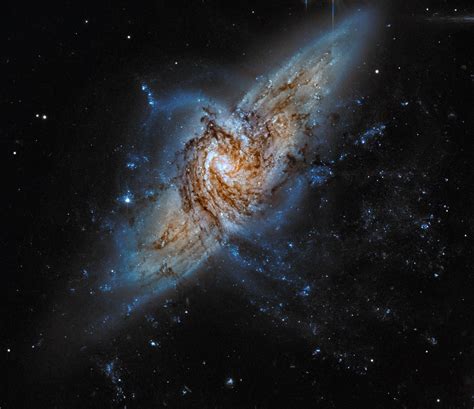 Ngc 3314 A Pair Of Overlapping Galaxies In Hydra Annes Astronomy News