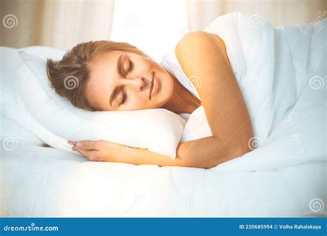 Hermosa Chica Rubia Durmiendo Dulcemente En Dormitorio Soleado En Una