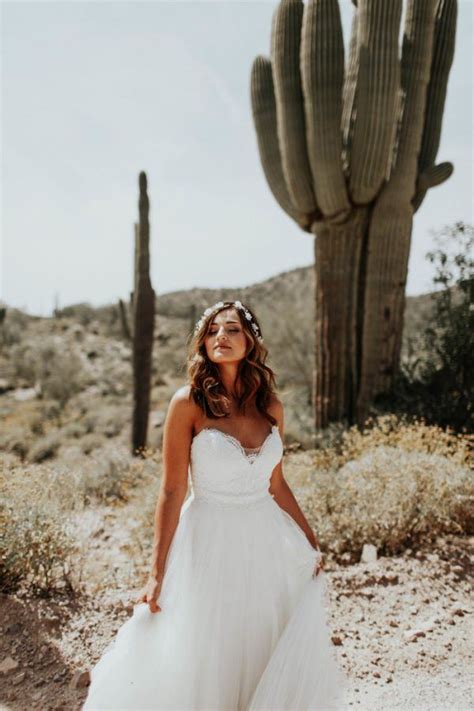 Depending on which stems you choose, a white bouquet can achieve any type of style. Elegant Black and White Phoenix Desert Wedding | Junebug Weddings
