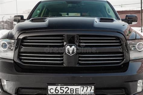 Dodge Ram Preto Com Um Motor De 5 7 Litros De Vista Dianteira No Carro