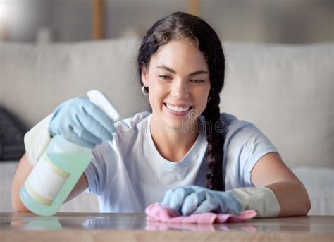 Limpieza Nana Y Mujer Pulverizan Una Superficie De Mesa Para Eliminar Bacterias Y Suciedad Para