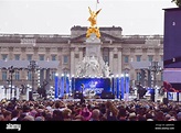 Crowds concert on mall outside buckingham palace hi-res stock ...