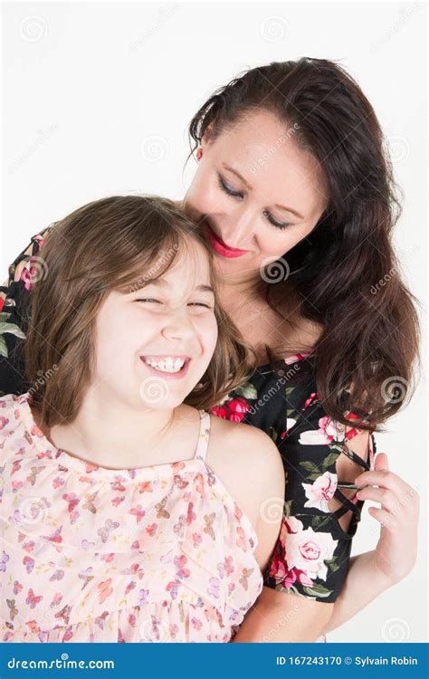 Feliz Madre E Hija Abrazándose Sonriendo Foto De Archivo Imagen De