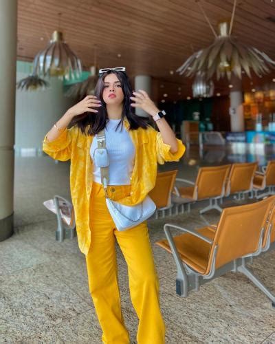 Avneet Kaur Flaunted Perfect Figure In Yellow Shirt And Pants See Pics
