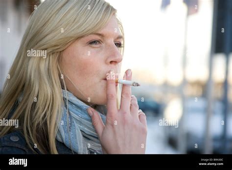 Frau Rauchend An Der Zigarette Ziehen Stock Photo Alamy