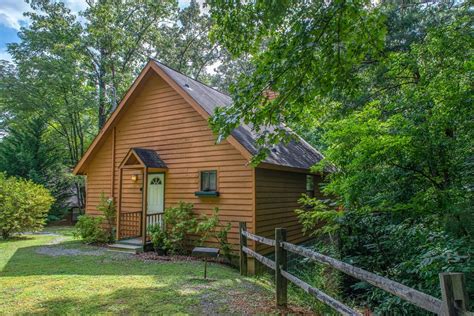 You'll find information on all of the dog friendly cabins, beach houses, cottages, and condos that are available for short and long term rentals here. Dog-friendly cabin in Smoky Mountains w/private hot tub ...