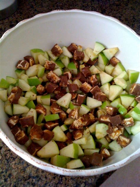The current recipe feeds 10 people, and those are generous portions. Apple Snickers Salad - All you need is: 6 green apples, 6 snicker bars, 1 pkg butterscotch ...
