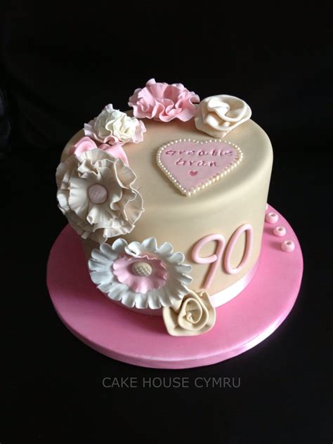 Vanilla cake with a pineapple, brown. #90th Birthday Cake | Cake decorating | Pinterest | 90 ...