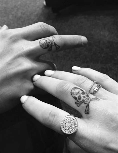 Check Out Ellie Gouldings Cool New Skull Tattoo On Her Finger