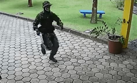 Vídeo registra momento em que aluno atirador invade escola no Espírito