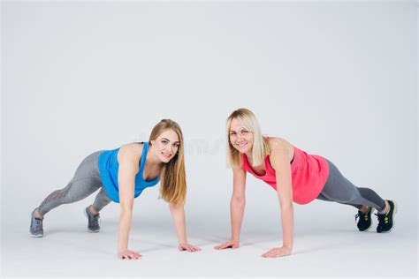 Беременная девушка и ее друг приниманнсяый за фитнес Стоковое Фото изображение насчитывающей
