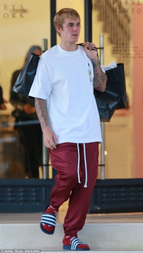 Justin Bieber Wears Baggy Sweatpants And Stripy Slides Daily Mail Online