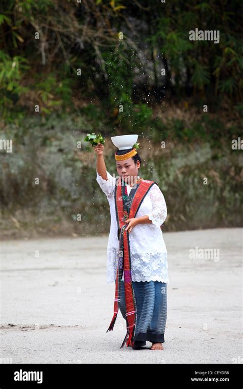 Batak Tradicional Danza Ejecutante La Isla Samosir El Lago Toba En