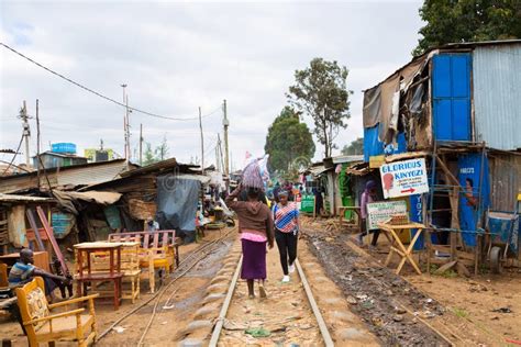 Nairobi Kenia Sierpie R Kibera Jest Najwi Kszym Slumsem W
