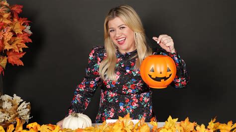 Watch The Kelly Clarkson Show Official Website Highlight Kelly Clarkson Ranks Halloween Candy