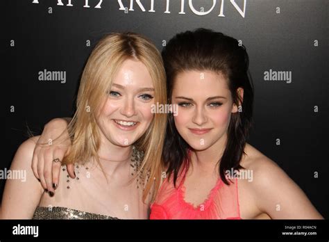 Kristen Stewart And Dakota Fanning Hi Res Stock Photography And Images