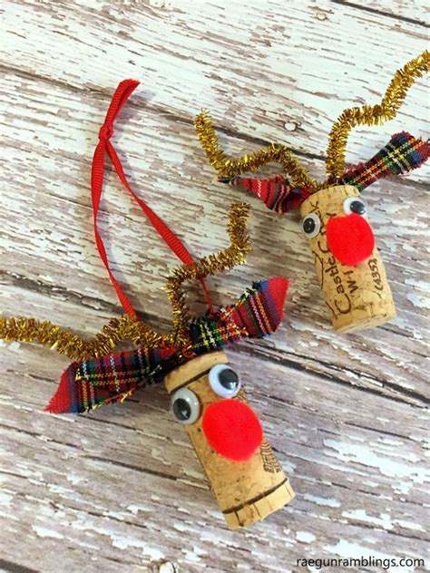 16 Wonderful Christmas Decorations You Can Make Out Of Wine Corks Top
