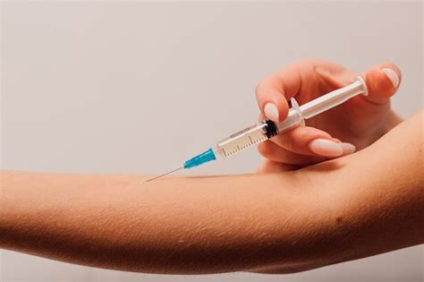 Premium Photo Woman Giving An Injection Into A Vein In Her Arm