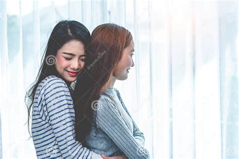 Deux Femmes Lesbiennes Asiatiques Treignent Et Embrassant Ensemble