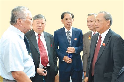 Ông Nguyễn Tuấn Minh (bìa phải), nguyên Ủy viên Trung ương Đảng, nguyên ...