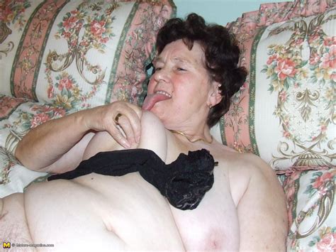 Housewife Hildegard Loves Showing Her Body Grannypornpics Net