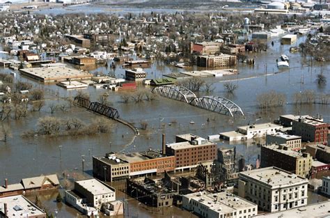 North Dakota History In Photos 1997 Grand Forks Flood History