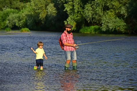 Papá Y Su Hijo Pescan En El Cielo Viejo Y Joven Feliz Padre E Hijo